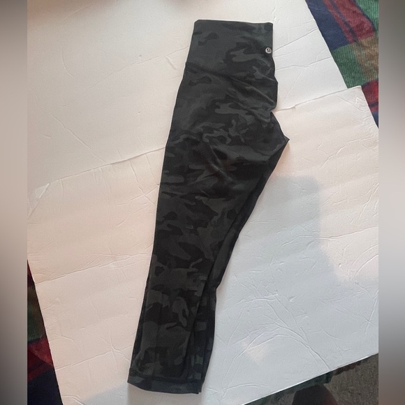 Lululemon Align Capri Camo Sz 8 - Picture 5 of 9
